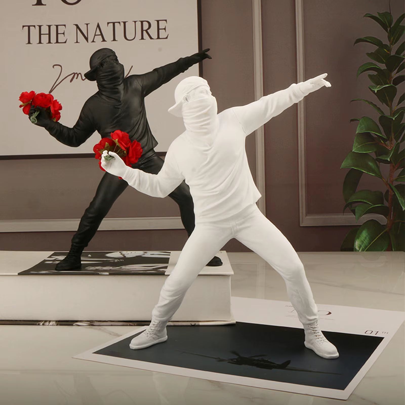 モダンアート樹脂製バンクシー彫刻｜フラワースローアー像／デスク＆インテリア用アートオブジェ［コレクション・装飾アクセサリー］